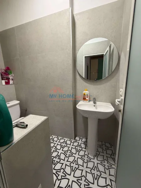 Tirane, jepet me qera apartament 1+1+Ballkon Kati 1, 65 m² 500 € (Rruga e Barrikadave)
