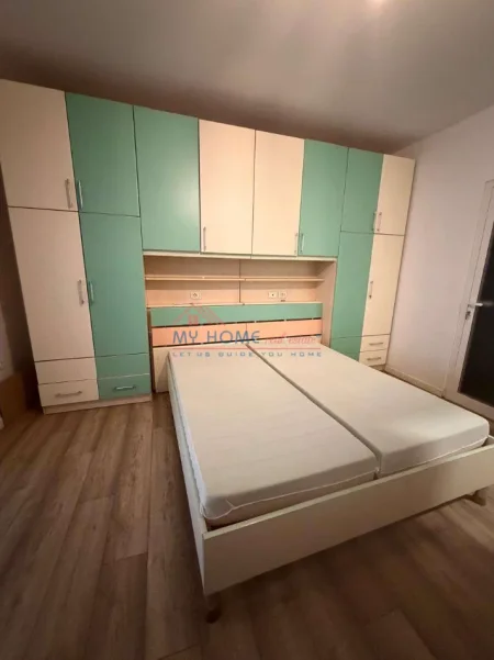 Tirane, jepet me qera apartament 1+1+Ballkon Kati 1, 65 m² 500 € (Rruga e Barrikadave)