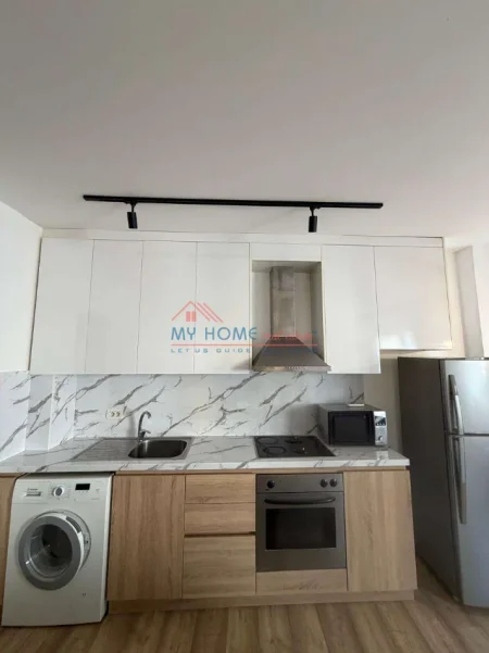 Tirane, jepet me qera apartament 1+1+Ballkon Kati 1, 65 m² 500 € (Rruga e Barrikadave)