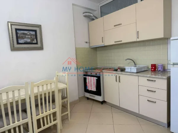 Tirane, jepet me qera apartament 2+1+Ballkon Kati 3, 80 m² 650 € (Inxhinieria e Ndertimit)