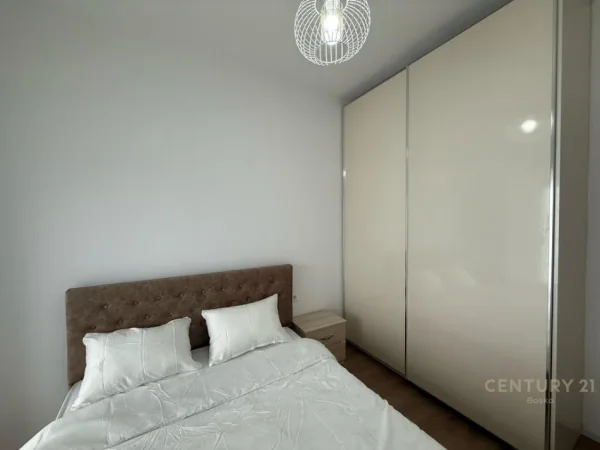 Tirane, jepet me qera apartament 1+1 Kati 7, 61 m² 450 € (Ali Demi bosko142007)