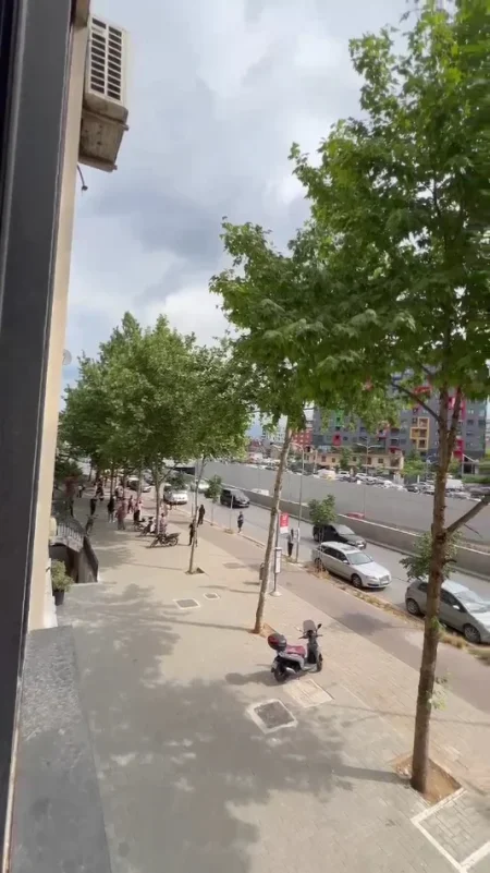 Tirane, jepet me qera ambjent biznesi Kati 2, 36 m² 450 € (Ne Kompleksin Ales Tek stacioni autobuzit ne astir)
