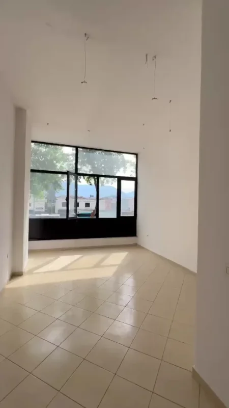 Tirane, jepet me qera ambjent biznesi Kati 2, 36 m² 450 € (Ne Kompleksin Ales Tek stacioni autobuzit ne astir)