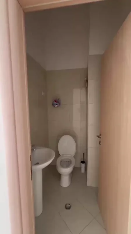 Tirane, jepet me qera ambjent biznesi Kati 2, 36 m² 450 € (Ne Kompleksin Ales Tek stacioni autobuzit ne astir)
