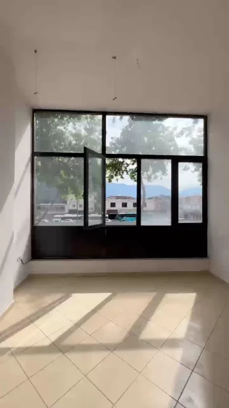 Tirane, jepet me qera ambjent biznesi Kati 2, 36 m² 450 € (Ne Kompleksin Ales Tek stacioni autobuzit ne astir)