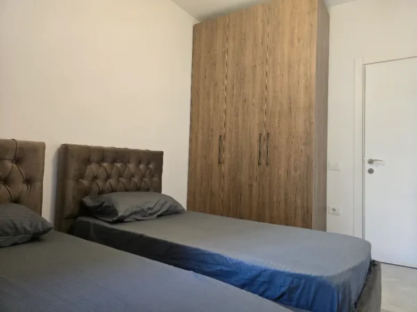 Tirane, jepet me qera apartament 2+1+Aneks+Ballkon Kati 3, 100 m² 460 € (Rruga Ali Visha)