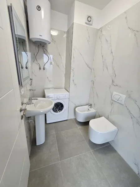 Tirane, jepet me qera apartament 2+1+Aneks+Ballkon Kati 5, 550 € (rruga sokrat miho)