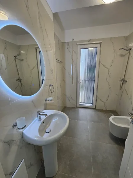 Tirane, jepet me qera apartament 2+1+Aneks+Ballkon Kati 5, 550 € (rruga sokrat miho)