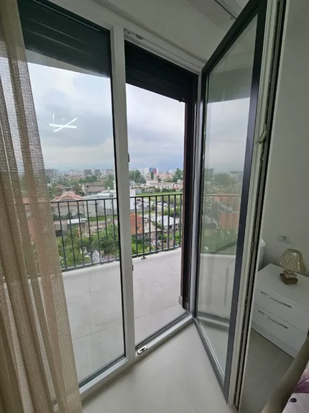 Tirane, jepet me qera apartament 2+1+Aneks+Ballkon Kati 5, 550 € (rruga sokrat miho)