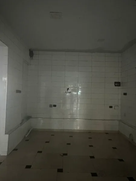 Tirane, jepet me qera dyqan Kati 0, 75 m² 1.100 € (RRUGA E KAVAJES)
