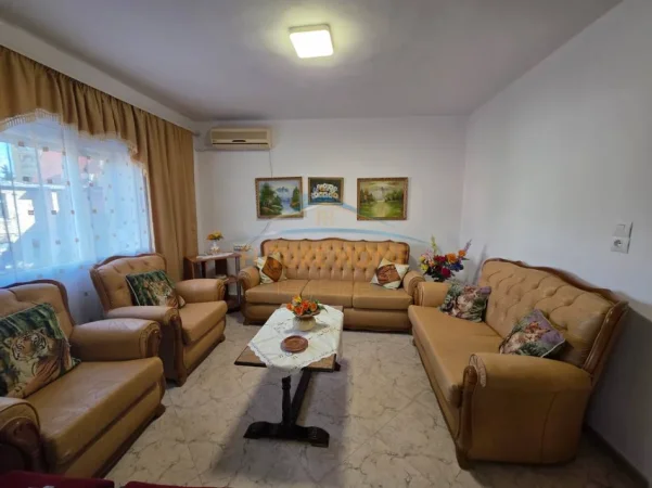 Tirane, shitet apartament 3+1 Kati 3, 100 m² (Rruga e Durresit)