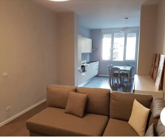 Tirane, jepet me qera apartament 1+1 Kati 3, 80 m² 950 € (BLLOKU)