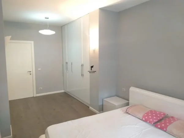 Tirane, jepet me qera apartament 1+1 Kati 3, 80 m² 950 € (BLLOKU)