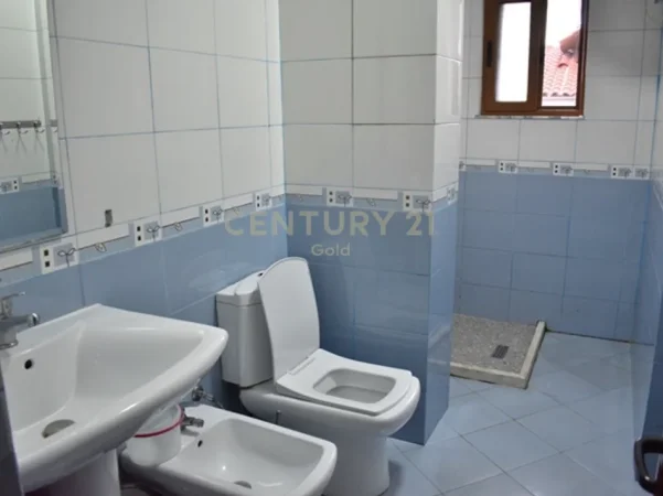 Tirane, jepet me qera apartament 2+1+Ballkon Kati 4, 105 m² 650 € 