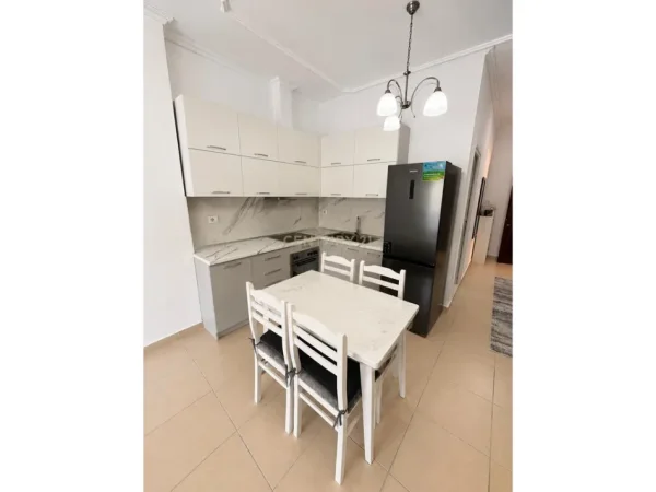 Tirane, jepet me qera apartament 1+1 Kati 1, 60 m² 500 € (Kopshti Botanik Nea142022)