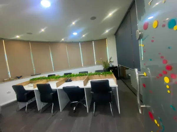 Tirane, jepet me qera dyqan , 202 m² 2.500 € (rruga e kavajes , 21 Dhjetori)