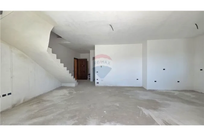 Vlore, shitet apartament duplex Dublex Kati 6, 237 m² 320.000 € (Rruga Jeronim Derada,Vlore)