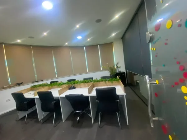 Tirane, jepet me qera dyqan , 202 m² 2.500 € (square 21 , globe)