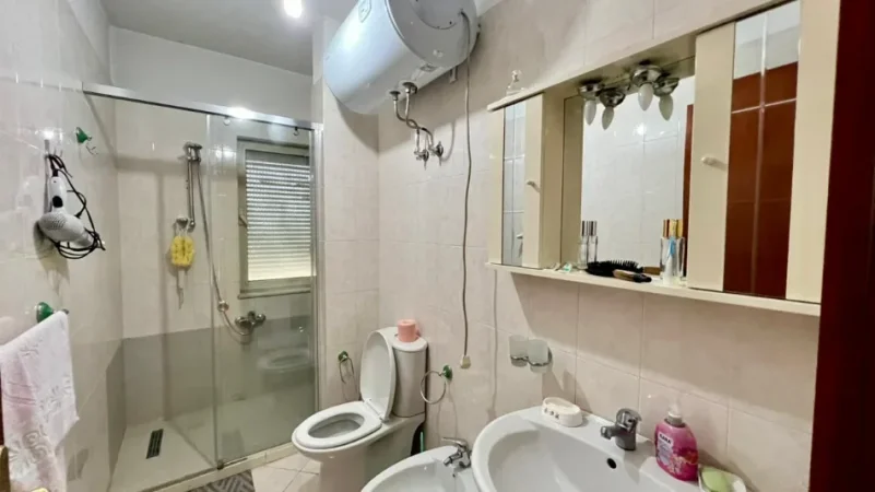 Me Qera: 2+1+2wc📍Brryl (Buze Rruge Kryesore) - 60,000 Leke/Muaj - S.115m² - Pallat i Ri me dy ashensor