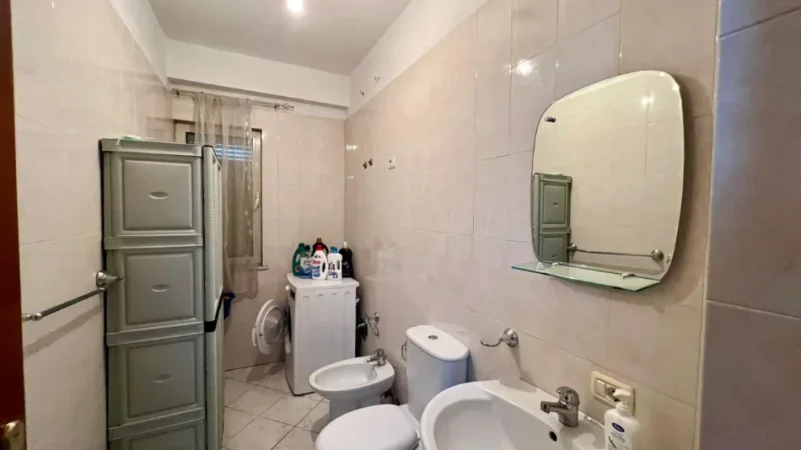 Me Qera: 2+1+2wc📍Brryl (Buze Rruge Kryesore) - 60,000 Leke/Muaj - S.115m² - Pallat i Ri me dy ashensor