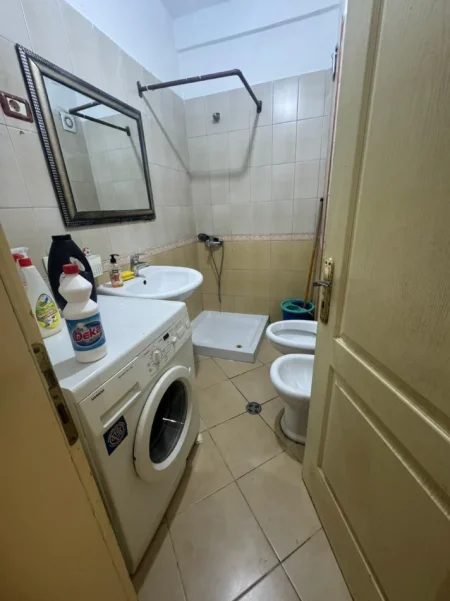 Tirane, jepet me qera apartament 1+1+Ballkon Kati 4, 1 m² 400 € (rrethi astirit)