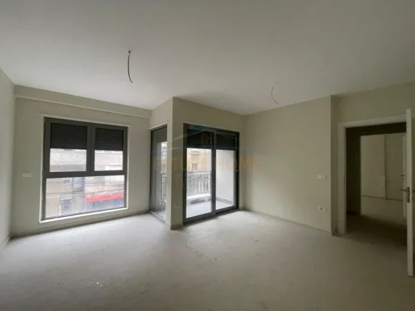 Tirane, shitet apartament 1+1+Ballkon Kati 1, 56 m² 165.000 € (Shkolla e Kuqe)