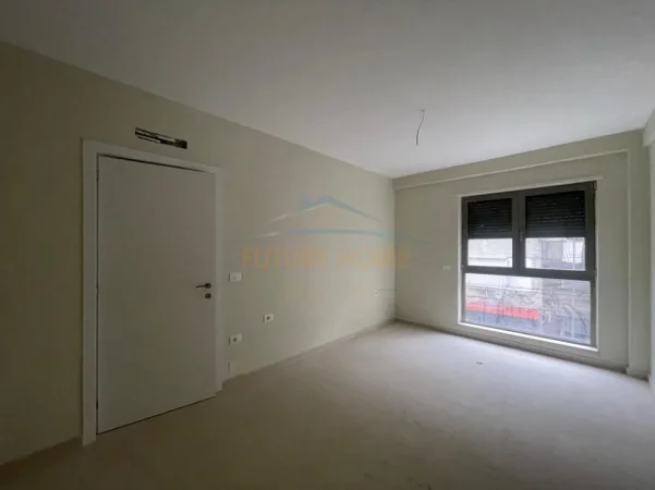 Tirane, shitet apartament 1+1+Ballkon Kati 1, 56 m² 165.000 € (Shkolla e Kuqe)