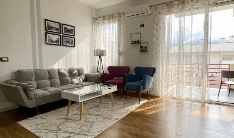 Tirane, jepet me qera apartament 1+1+Ballkon , 75 m² 650 € 