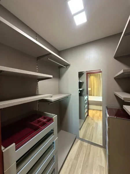 Tirane, jepet me qera apartament 2+1+Ballkon Kati 19, 120 m² 1.500 € (Ambasador 3, Tirane)