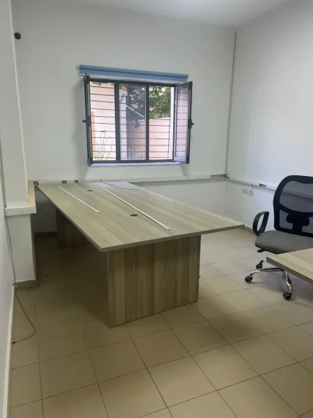 Tirane, jepet me qera zyre , 140 m² 750 € (Qender , sheshi skenderbej)