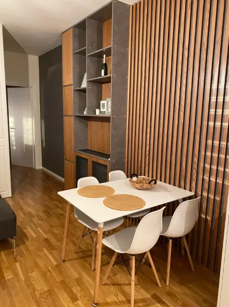 Tirane, jepet me qera apartament 1+1+Ballkon Kati 5, 90 m² 740 € (Rruga Barrikadave)