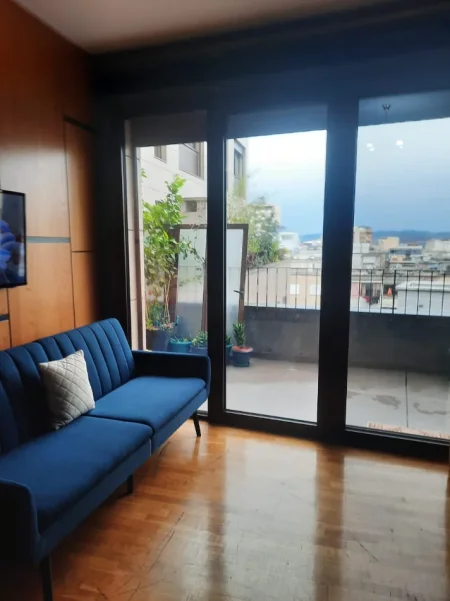Tirane, jepet me qera apartament 1+1+Ballkon Kati 5, 90 m² 740 € (Rruga Barrikadave)