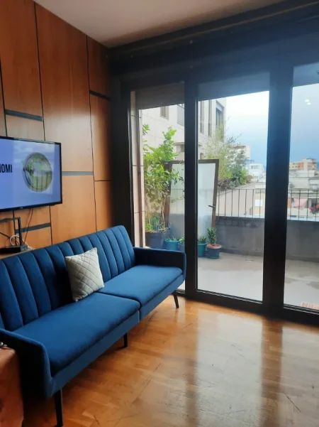 Tirane, jepet me qera apartament 1+1+Ballkon Kati 5, 90 m² 740 € (Rruga Barrikadave)