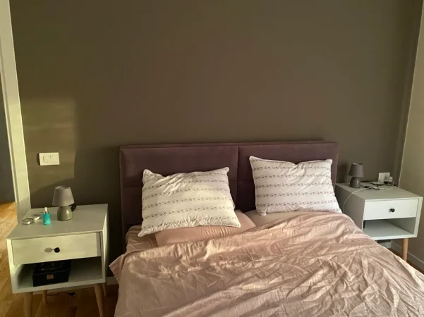 Tirane, jepet me qera apartament 1+1+Ballkon Kati 5, 90 m² 740 € (Rruga Barrikadave)