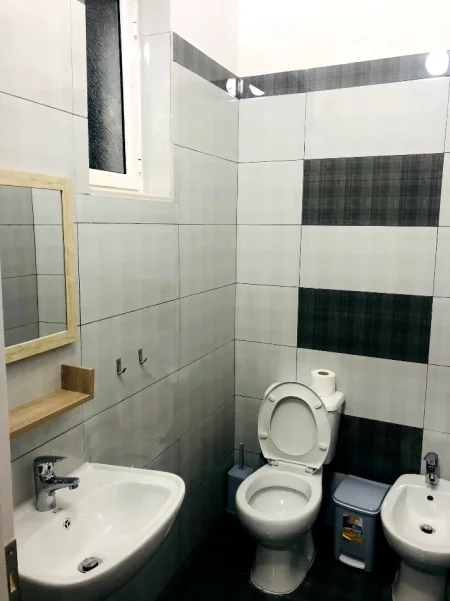 Elbasan, jepet me qera apartament 2+1+Ballkon Kati 1, 100 m² 390 € (https://maps.app.goo.gl/1XuMHsJhdP4SV83v5?g_st=ic)