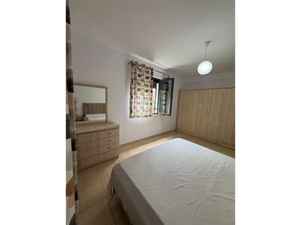 Tirane, jepet me qera apartament 1+1 Kati 1, 70 m² 500 € (Liqeni)
