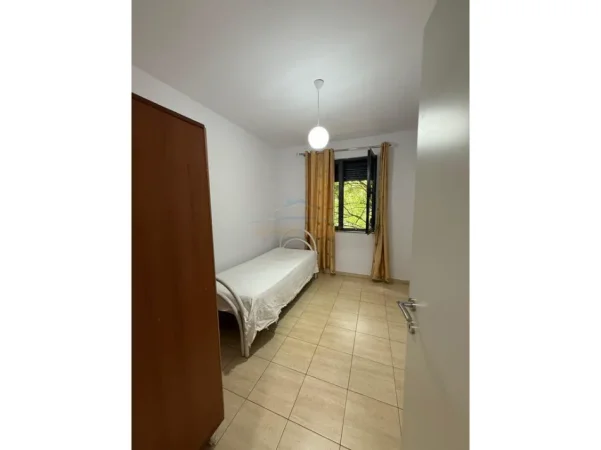 Tirane, jepet me qera apartament 1+1 Kati 1, 70 m² 500 € (Liqeni)