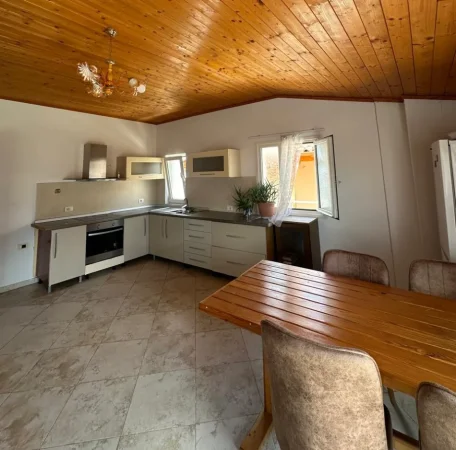 Tirane, jepet me qera apartament 1+1+Ballkon Kati 3, 80 m² 350 € (Porcelan)