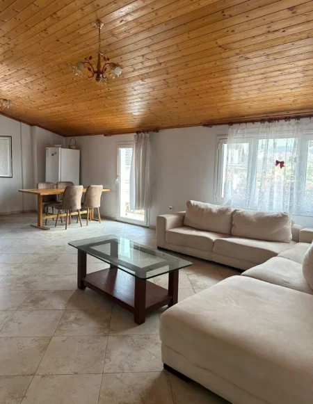 Tirane, jepet me qera apartament 1+1+Ballkon Kati 3, 80 m² 350 € (Porcelan)