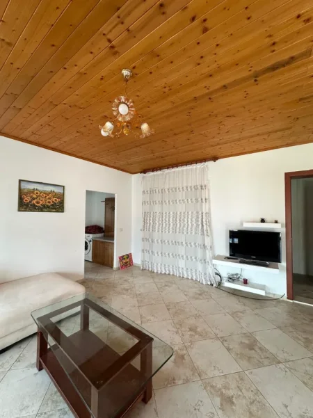 Tirane, jepet me qera apartament 1+1+Ballkon Kati 3, 80 m² 350 € (Porcelan)