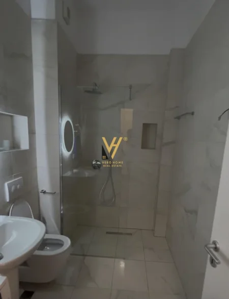 Tirane, jepet me qera apartament 1+1+Ballkon Kati 8, 75 m² 570 € (LAPRAKE)