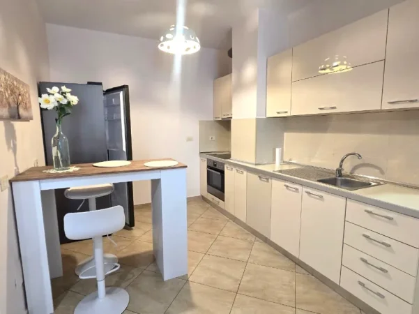 Tirane, jepet me qera apartament 2+1+Ballkon , 100 m² 650 € 