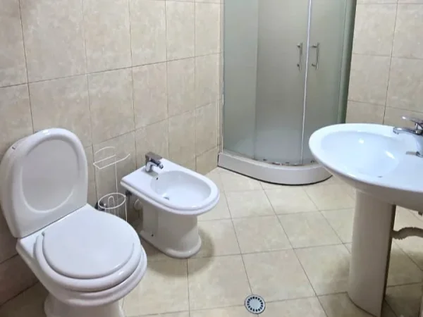 Tirane, jepet me qera apartament 2+1+Ballkon , 100 m² 650 € 