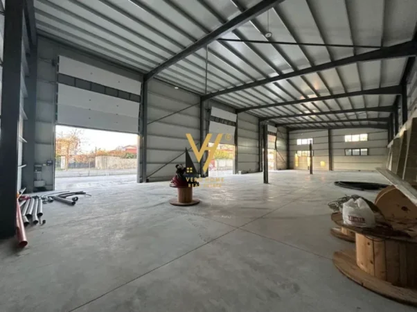 Fier, jepet me qera magazine Kati 0, 600 m² 2.050 € (FIER)