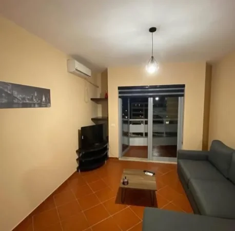 Apartament me Qira , Pallati me Shigjeta