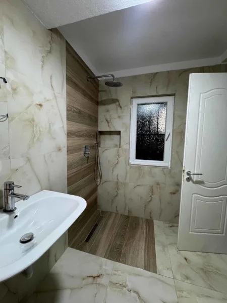 Tirane, jepet me qera apartament 2+1 Kati 2, 100 m² 700 € (Farmaci Dite e Nate tek Pediatria)