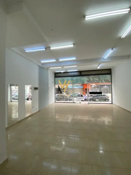 Tirane, jepet me qera ambjent biznesi Kati 0, 61 m² 650 € (YZBERISHT)