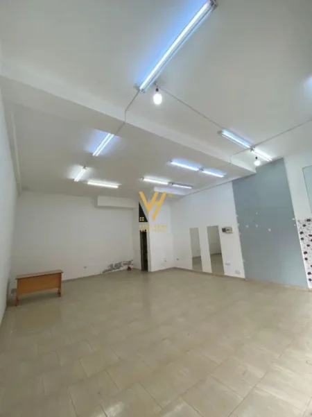 Tirane, jepet me qera ambjent biznesi Kati 0, 61 m² 650 € (YZBERISHT)