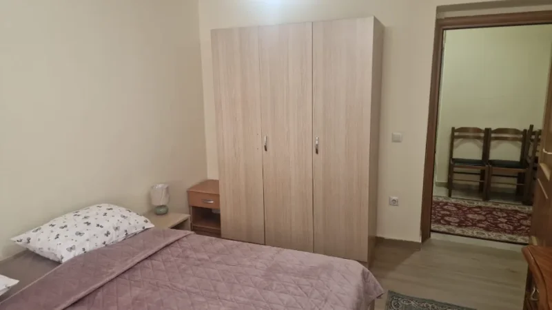 Tirane, jepet me qera apartament 1+1+Aneks+Ballkon Kati 3, 64 m² 500 € (rruga e durresit)