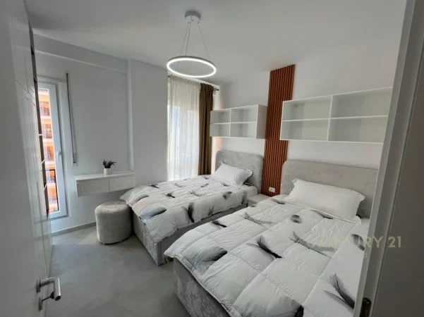 Tirane, jepet me qera apartament 2+1+Ballkon Kati 6, 99 m² 900 € (shkolla e kuqe)